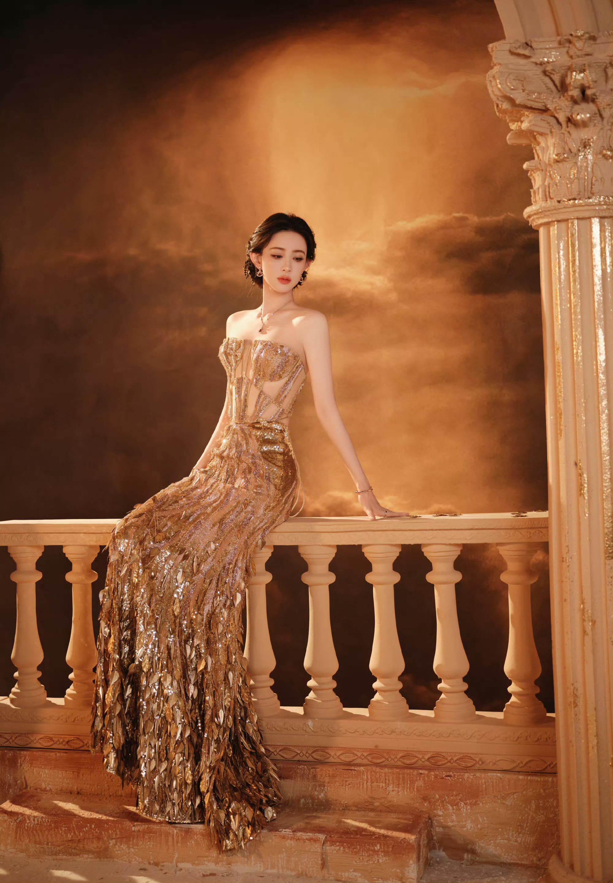 孟子义身着 Rahul Mishra 2025秋冬高定系列 金色刺绣流苏裙亮相腾