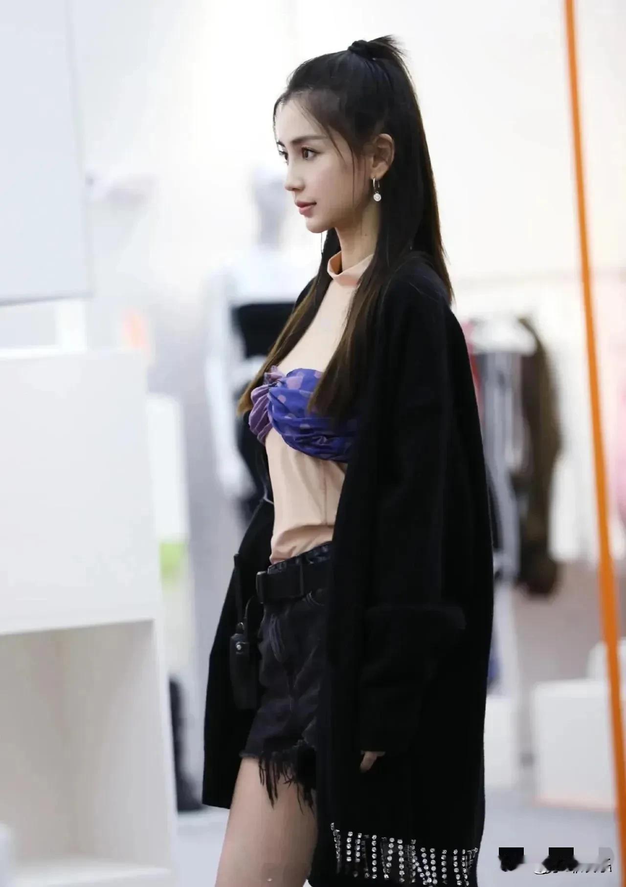 杨颖近照穿搭太辣了！好身材一览无余，她不但容貌漂亮大方，身材也是完美无缺。她生活