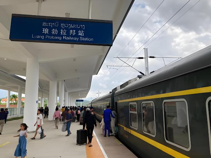 我发现，老挝现在已经开始在琢磨把铁路改成双线了。

要知道，当初规划的时候，中老