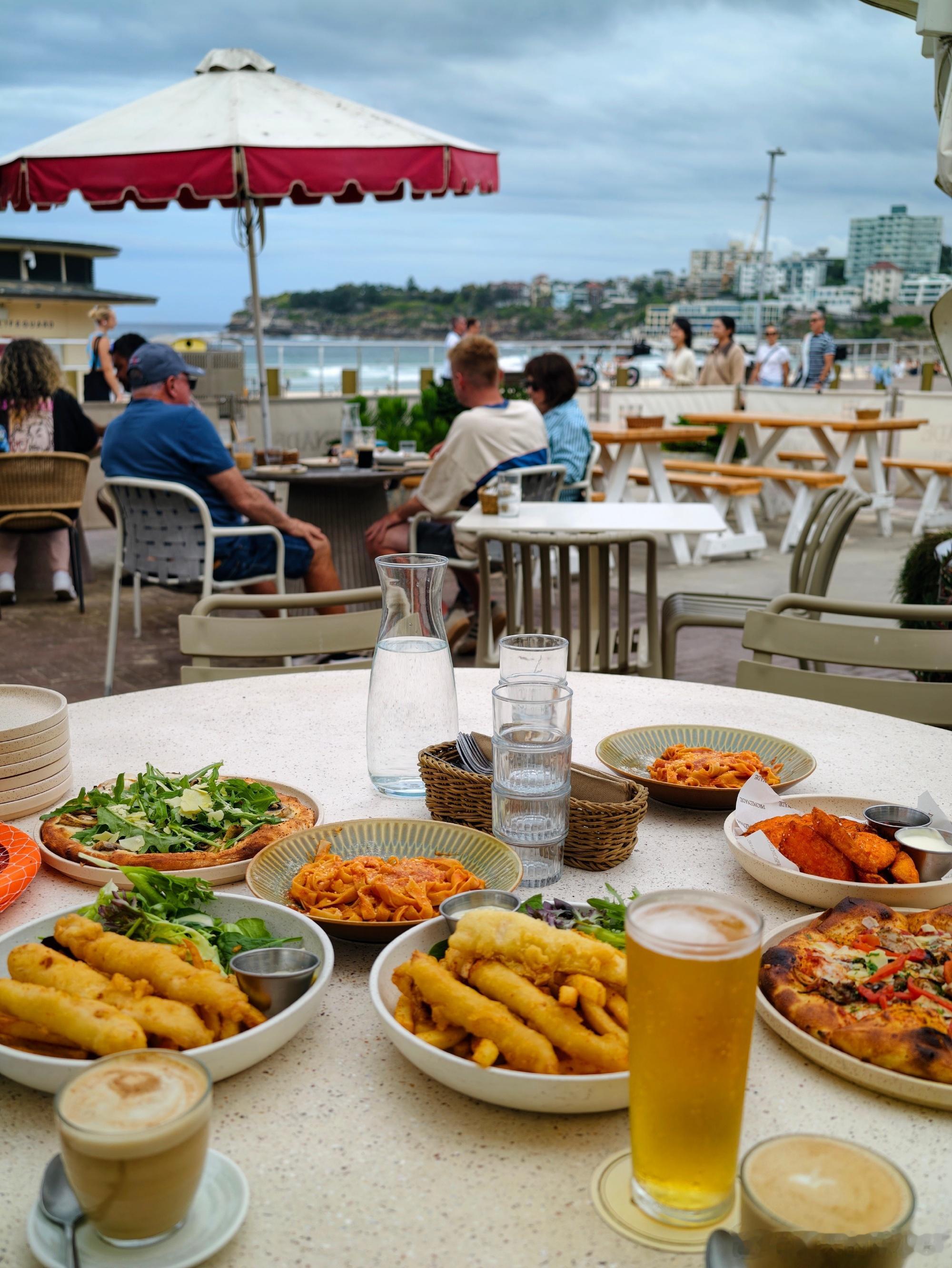 Bondi beach.在悉尼，感觉对自己的城市也应该保持游客一样的心情，假装自
