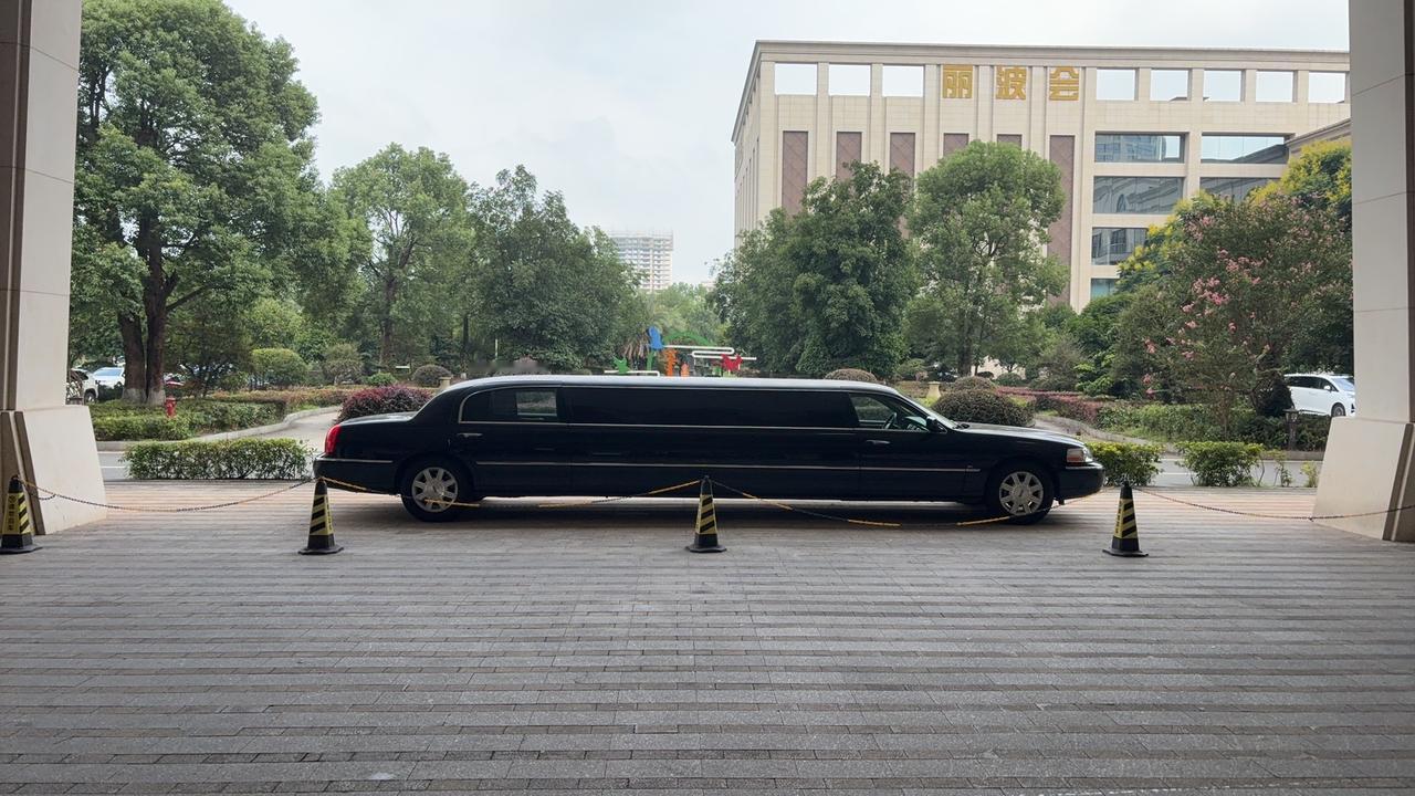 人类的斗争本性不会变，文明就是当面扎刀，文化就是把刀擦干净再扎。