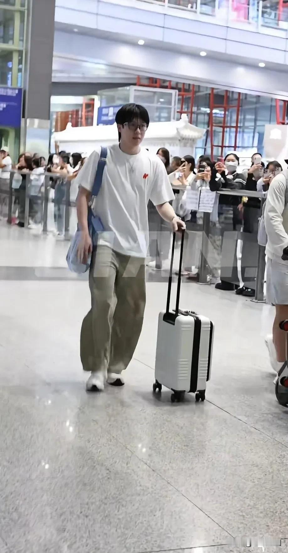 哥是坐飞机时间长水肿了吗？胃都鼓出来了[偷笑]这个胃不会也是广告位吧！
有人说腹