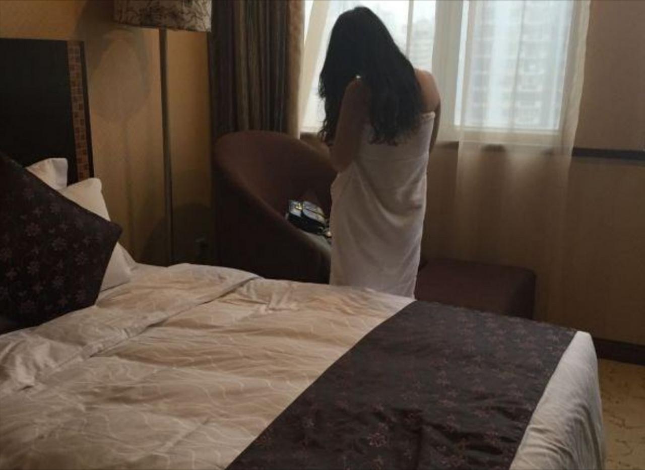 河北赞皇，一男子见KTV女服务员不仅漂亮，身材也好，于是与对方协商5000元去酒