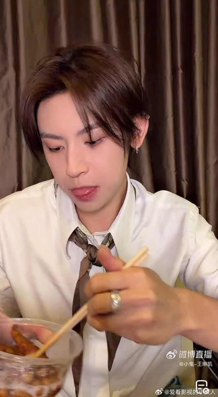伊能静曝和秦昊结婚原因被小鬼直播可爱晕了！直播爆改吃播博主，细节控直接被戳中，吃