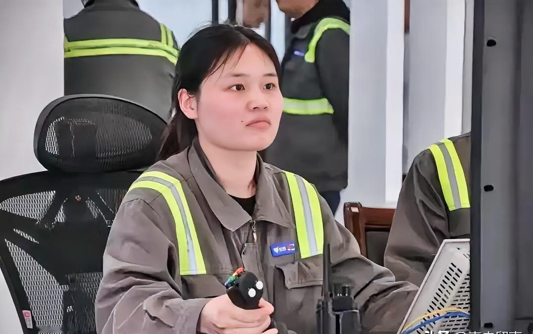 28岁211法学女毕业生李丽，考公失败、做实习律师工资低微，最终跨行去宁波北仑码