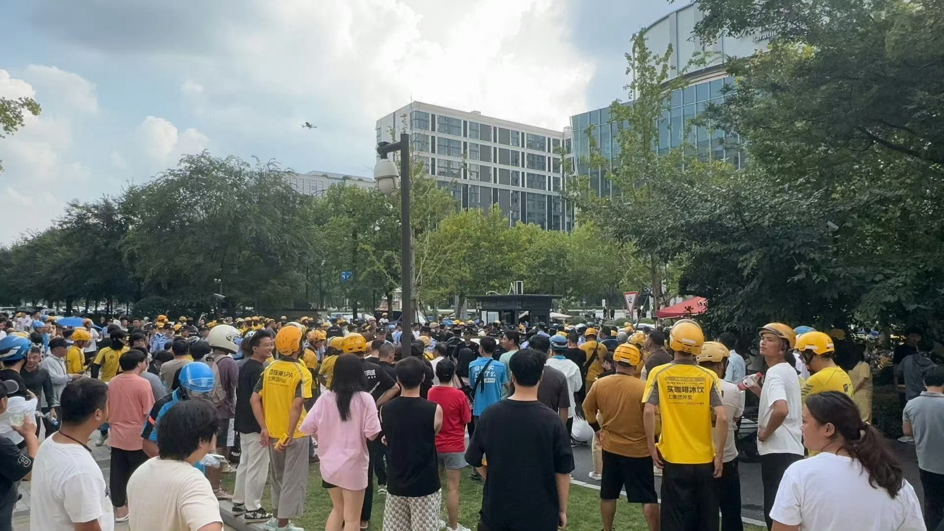 #有物业紧急通知要求充分尊重外卖员#都是底层打工人，在做好自己工作的同时，应该相