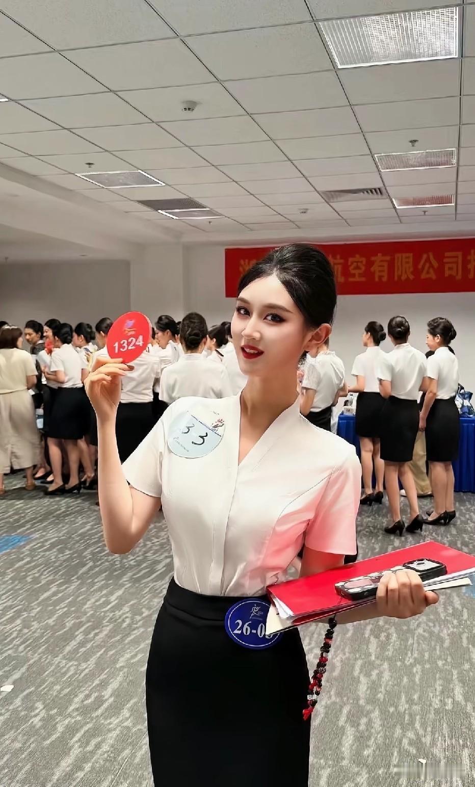 乘务员上班就三四点起床，苦的一塌，何况长龙薪资一般，春秋高