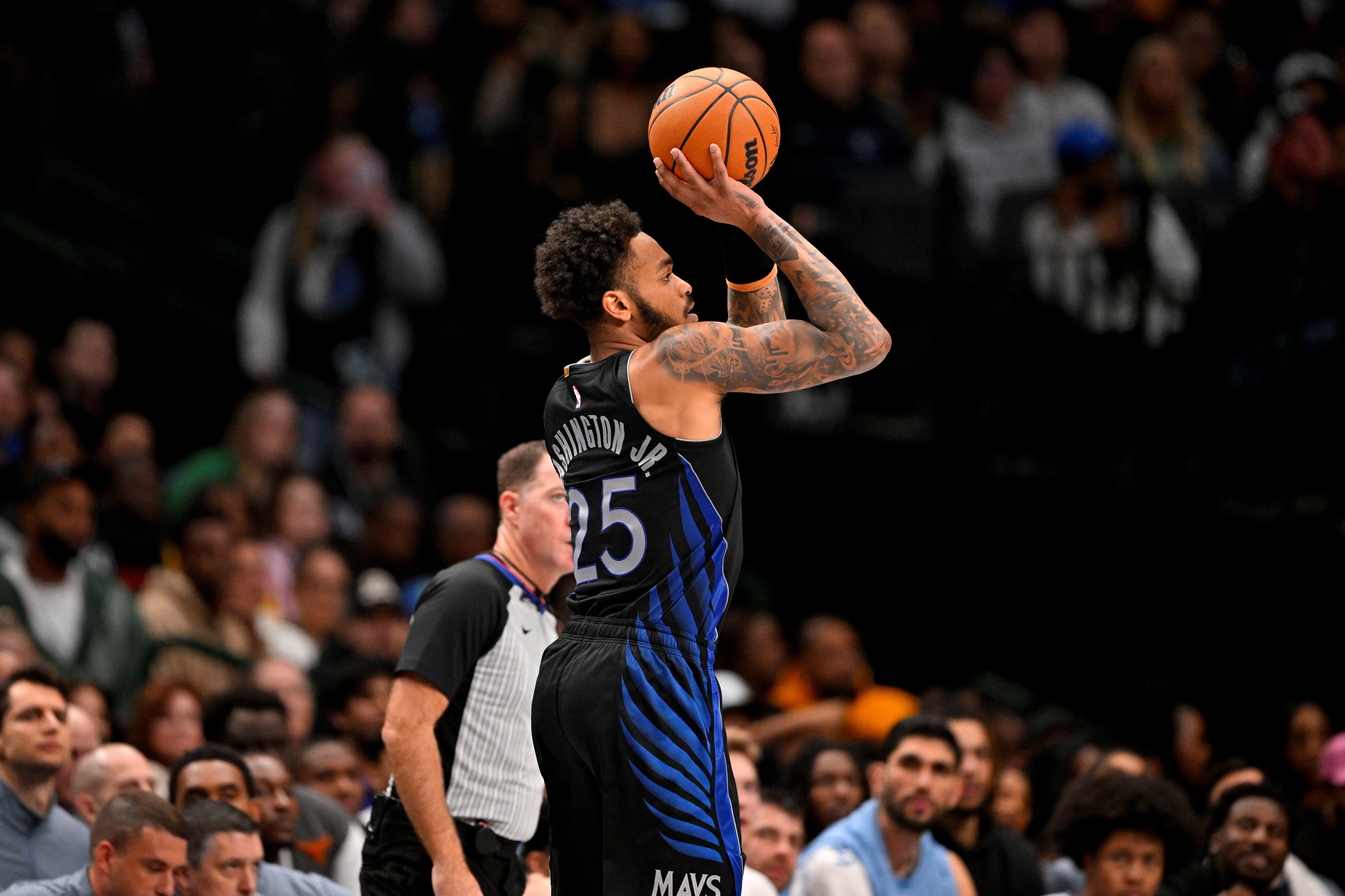 明天独行侠客战雷霆。球队伤病报告显示，华盛顿（脚踝）、加福德（伤病管理）出战成疑