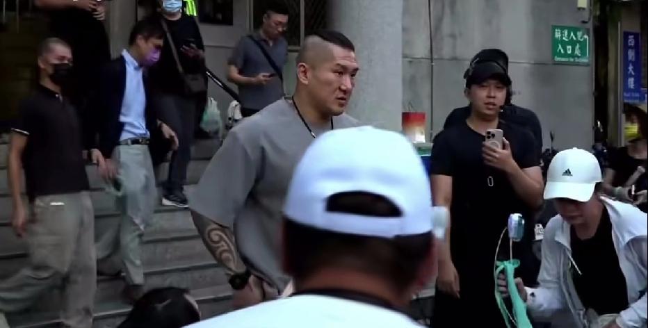 台湾馆长现在开始受迫害，一样的手法，就是羁押或者交罚金。从侧面可以看出馆长的做法