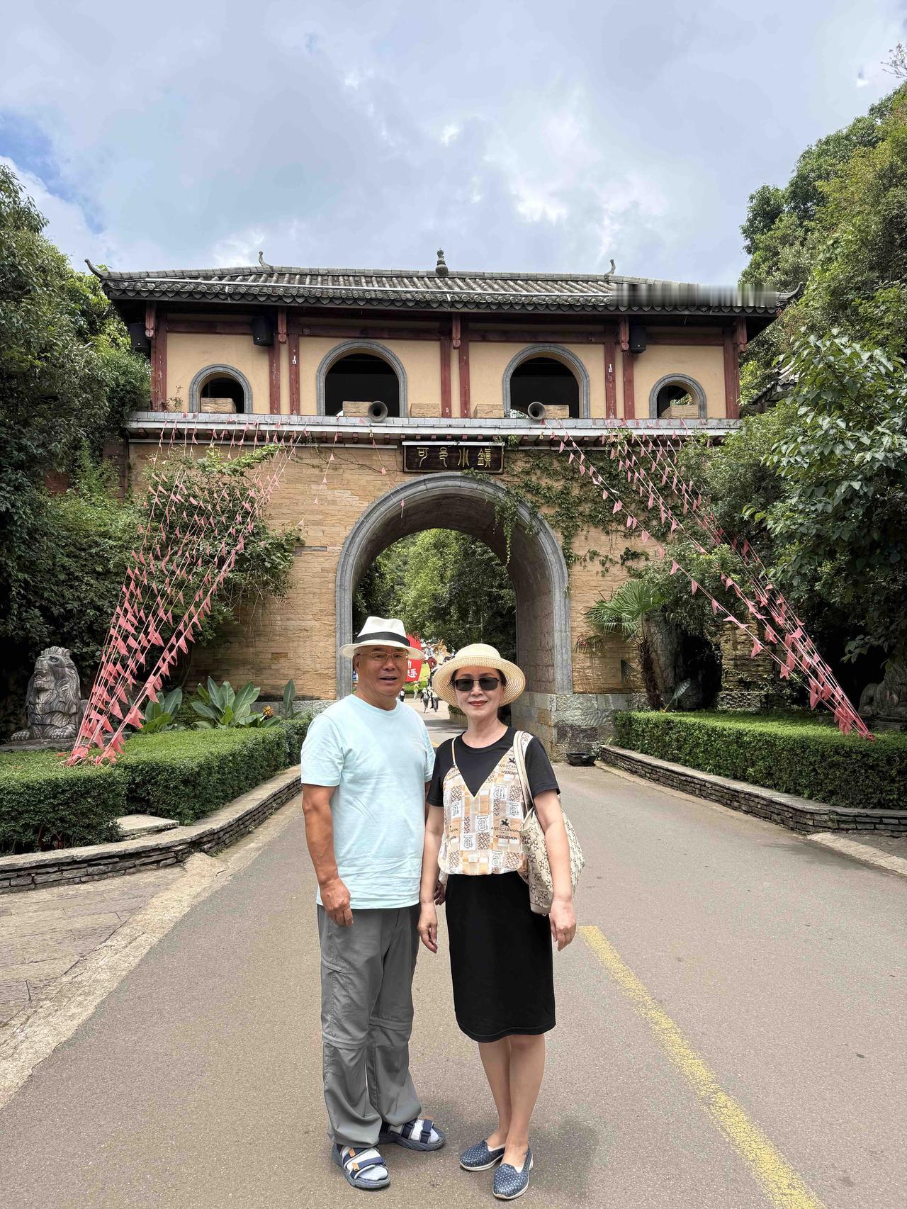 二伏觅得阿细凉
二伏天里，我们老两口揣着一身闲心往可邑钻。弥勒坝子28度的风刚够