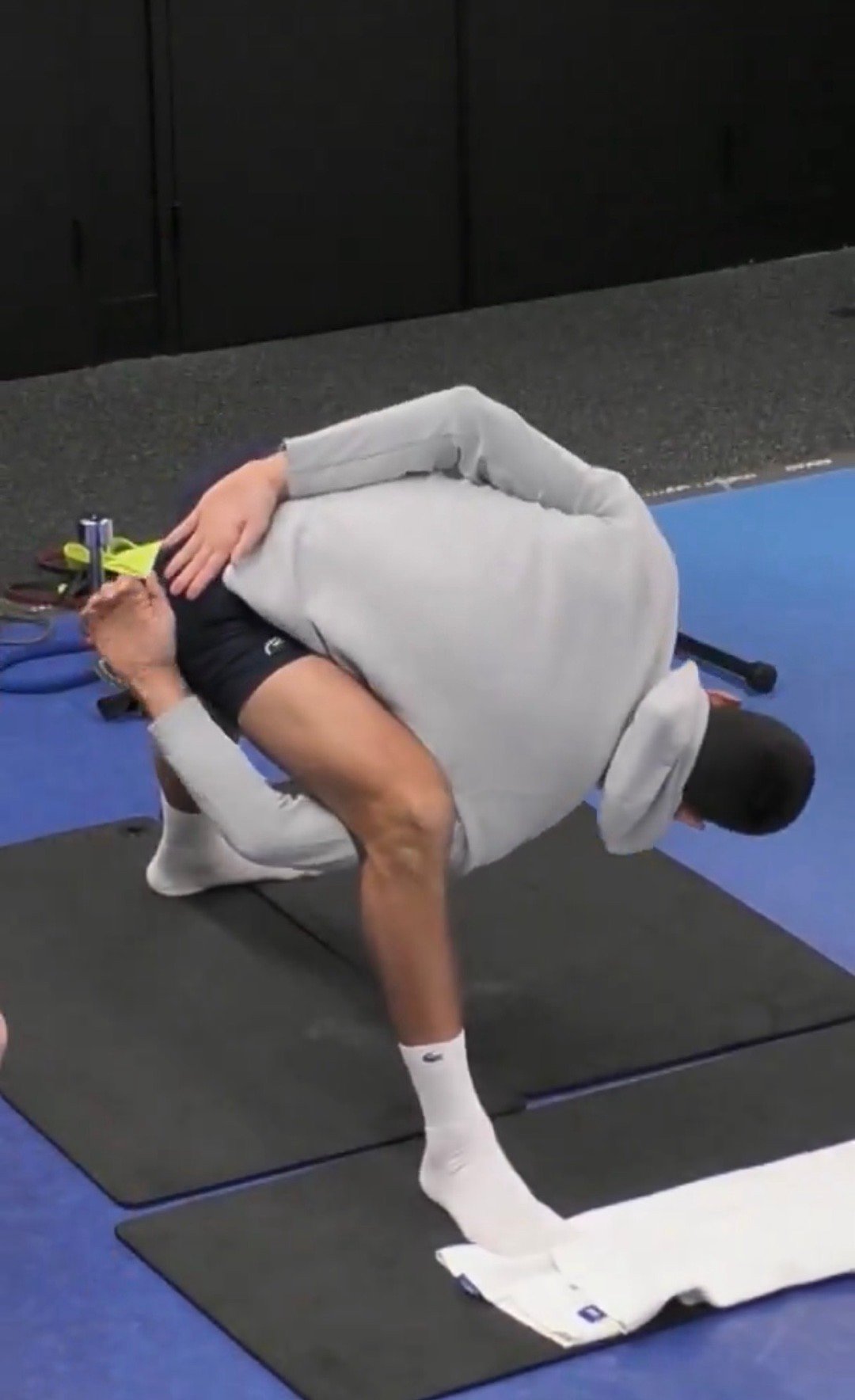 看德约科维奇为第二轮比赛的热身拉伸，这个柔韧性！好强！澳网2026