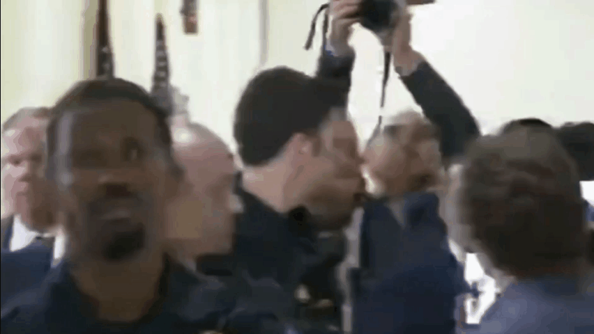 美国战争部长赫格塞斯参加众议院军事委员会听证会，抗议者挤满委员会外的通道！估计是