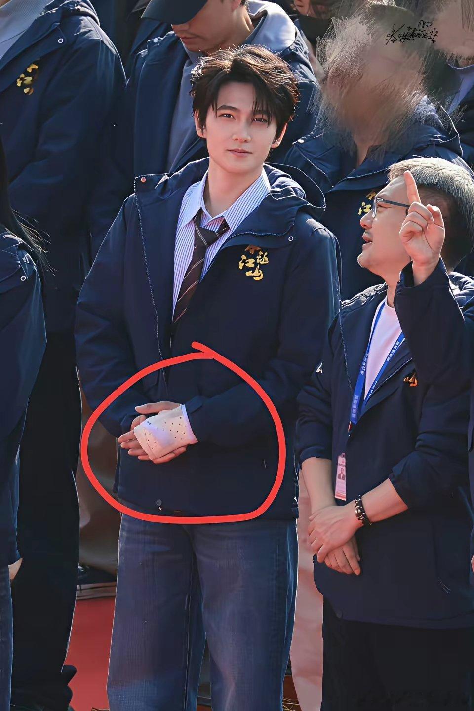 杨洋手部带伤参加新剧《不让江山》开机仪式，从照片上看杨洋左手包扎着绷带，在拜香和