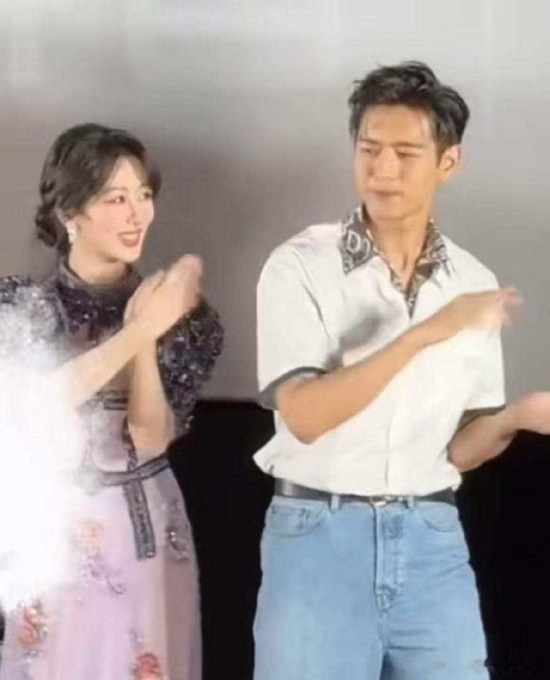 李现身上痒就去洗澡 李现在追剧团现场的舞蹈，主打一个“不管不顾”，肢体扭动幅度大
