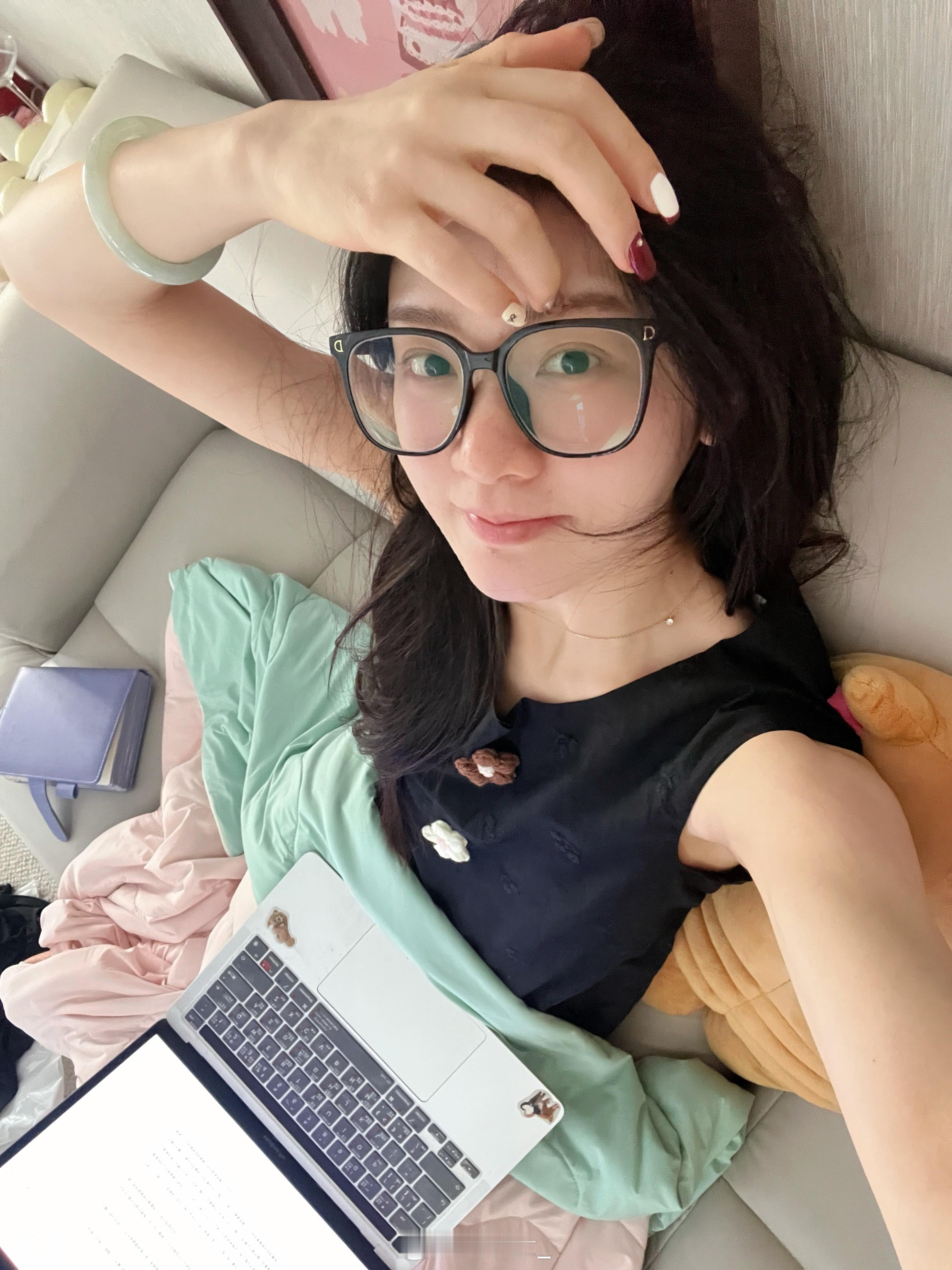 今天不用化妆我就喜欢屋子一点点光亮然后窝沙发发呆也好 就觉得好幸福#付四金[超话
