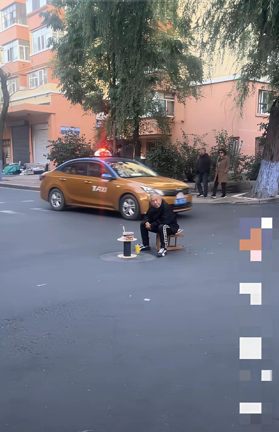 摆摊有城管管着，违停也有交警管着，可为什么就没人管管他呢？他，拿张小板凳就坐在十