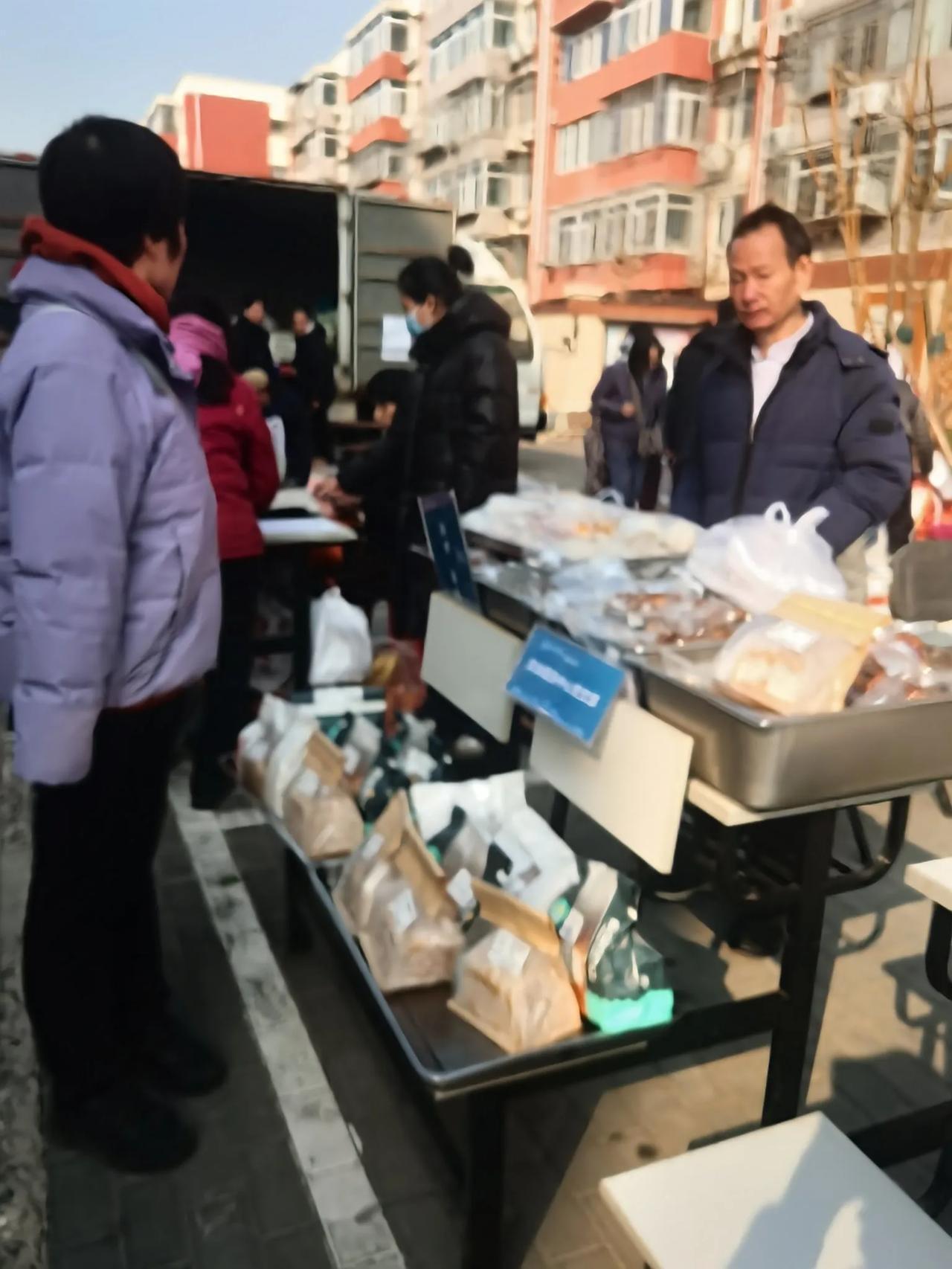 天气还是有点冷，但是大家热情很高，有些活动在小区活动室内，室外有些集市的感觉。