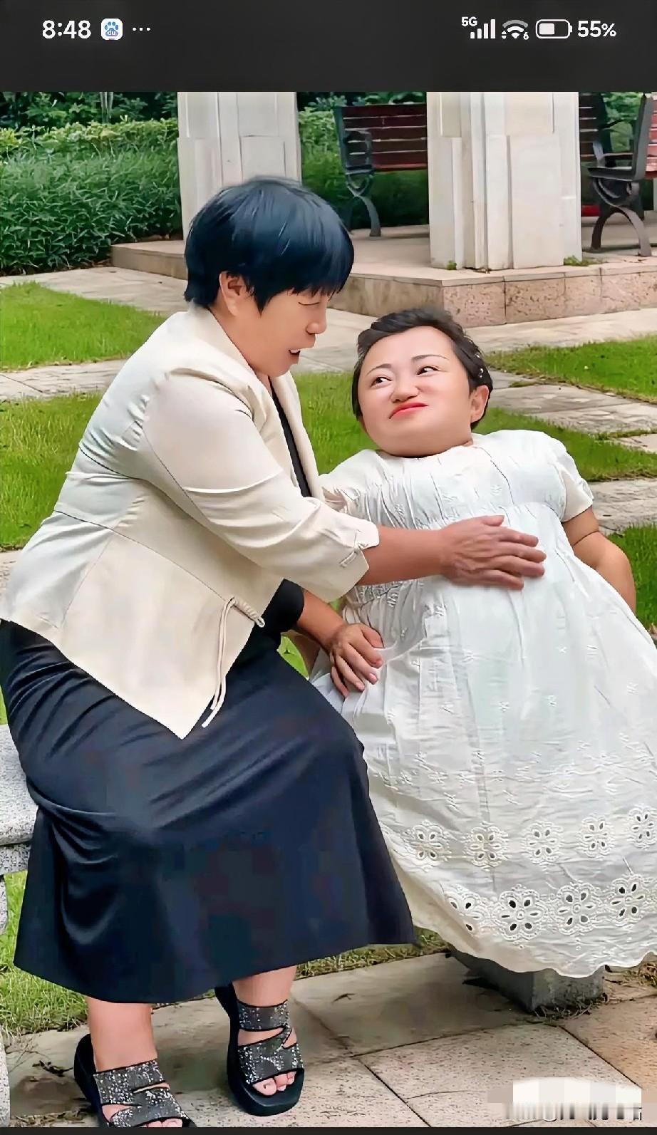 秋日生活打卡季 秋日生活打卡季
刷到喜梅今天放下手头工作，陪婆婆在院子里散步坐石