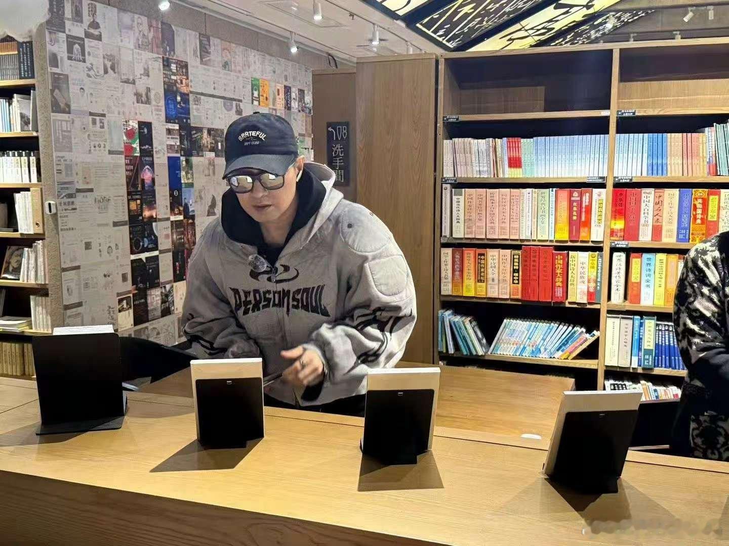 汪峰长沙请偶遇粉丝喝咖啡 被汪峰的温柔戳中！逛长沙书店时偶遇歌迷，大方邀喝咖啡，