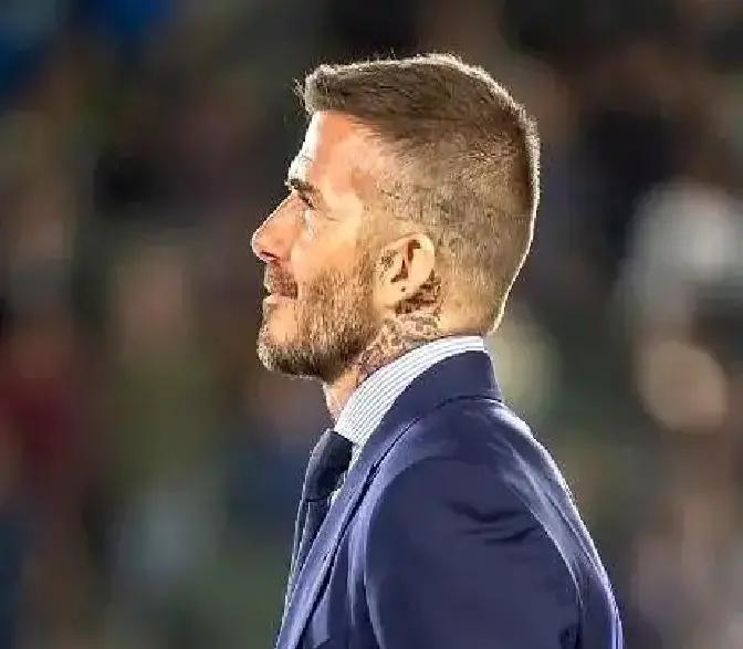 当年笑他2.5亿养老，现在他悄悄把合同第17页揣兜里。
那张纸写着：2500万