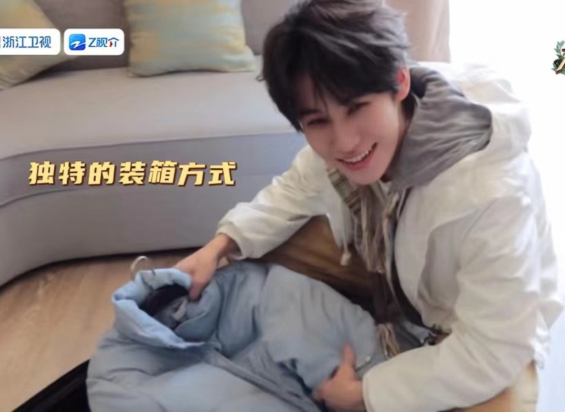 #张真源的充电线有两米长# 期待张真源也非常期待奔跑吧茶马古道篇，这次看到张真源