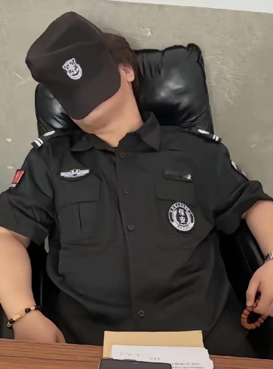 看看这小区门口的保安，晚上靠在值班室的沙发上正大光明的睡觉，这还是值班吗？昨天去