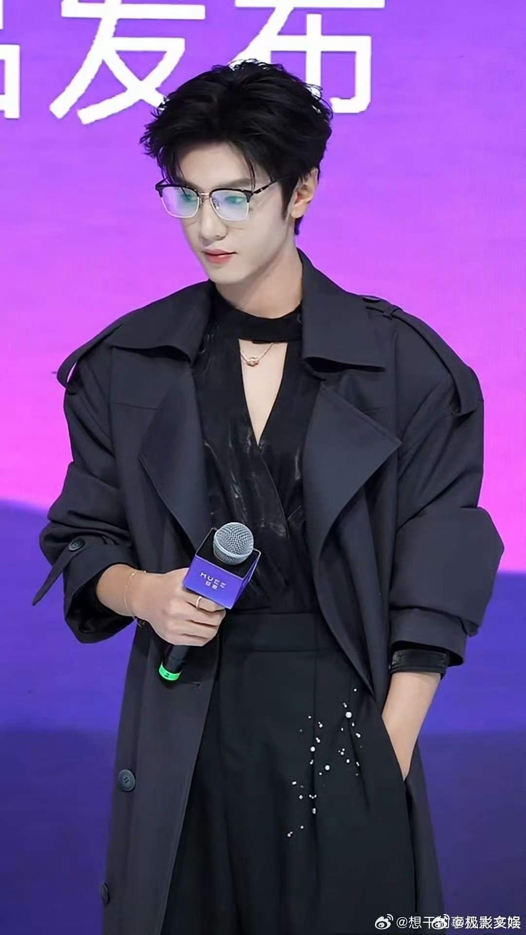 陈哲远长风衣V领眼镜陈哲远v领长风衣陈哲远v领长风衣，好帅，哇喔 