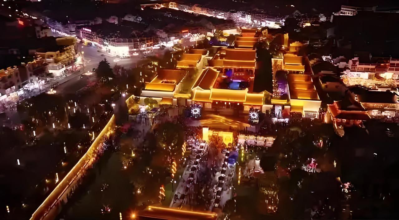 国庆旅游爆了！成都凭啥稳坐第二？网友：排队2000桌也甘心
这个国庆假期，旅游市