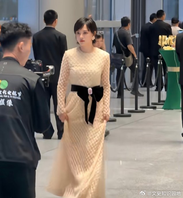 孙俪被误以为穿塑形裤2026 年 6 月 26 日，一个试衣间里的小误会意外刷爆