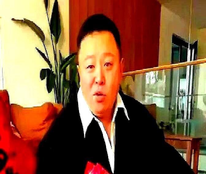 三十岁生日那天，郭麒麟把捧花狠狠塞进大衣口袋，头也不回扎进了凌晨的剧组。搭档阎鹤