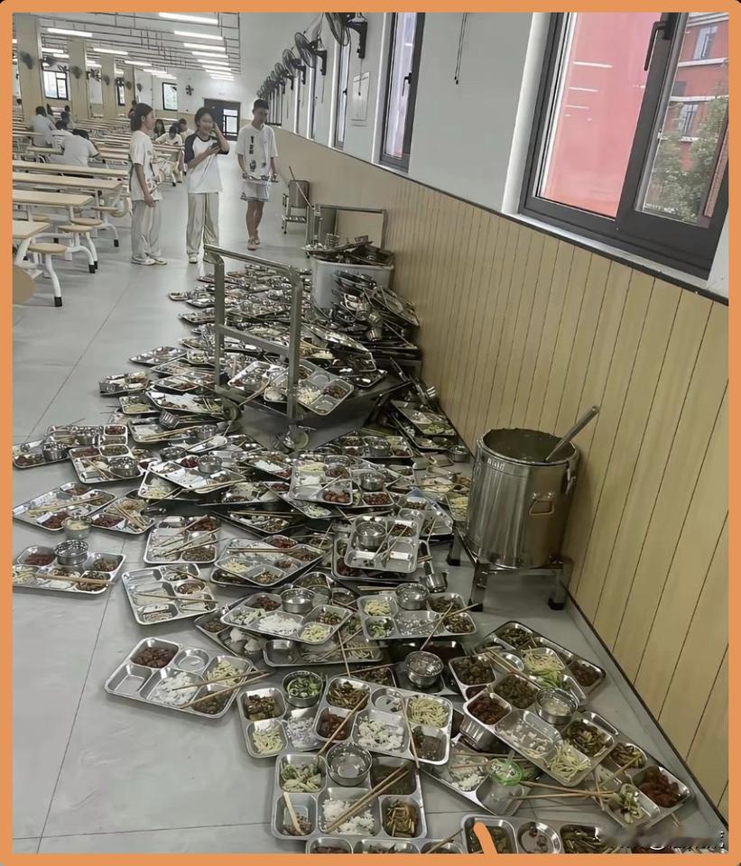 这个只能是饭堂管理问题，没有合理的位置放餐具，一旦有一个人带头放地上就是这个情况