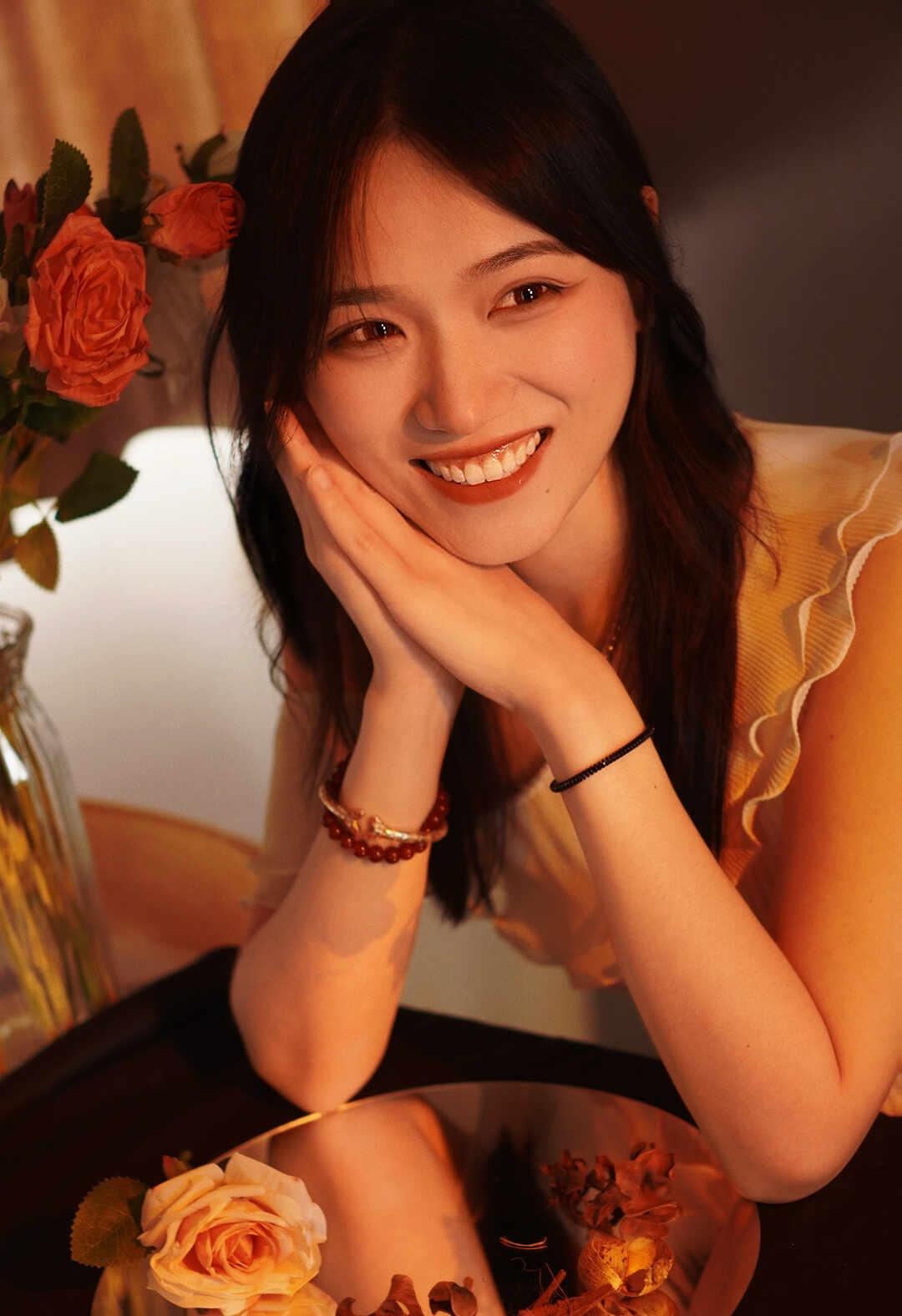 怎么会有这么温柔的光～🍂
周末下雨怎么办，师姐室内出神图！
光影系列简直太美了