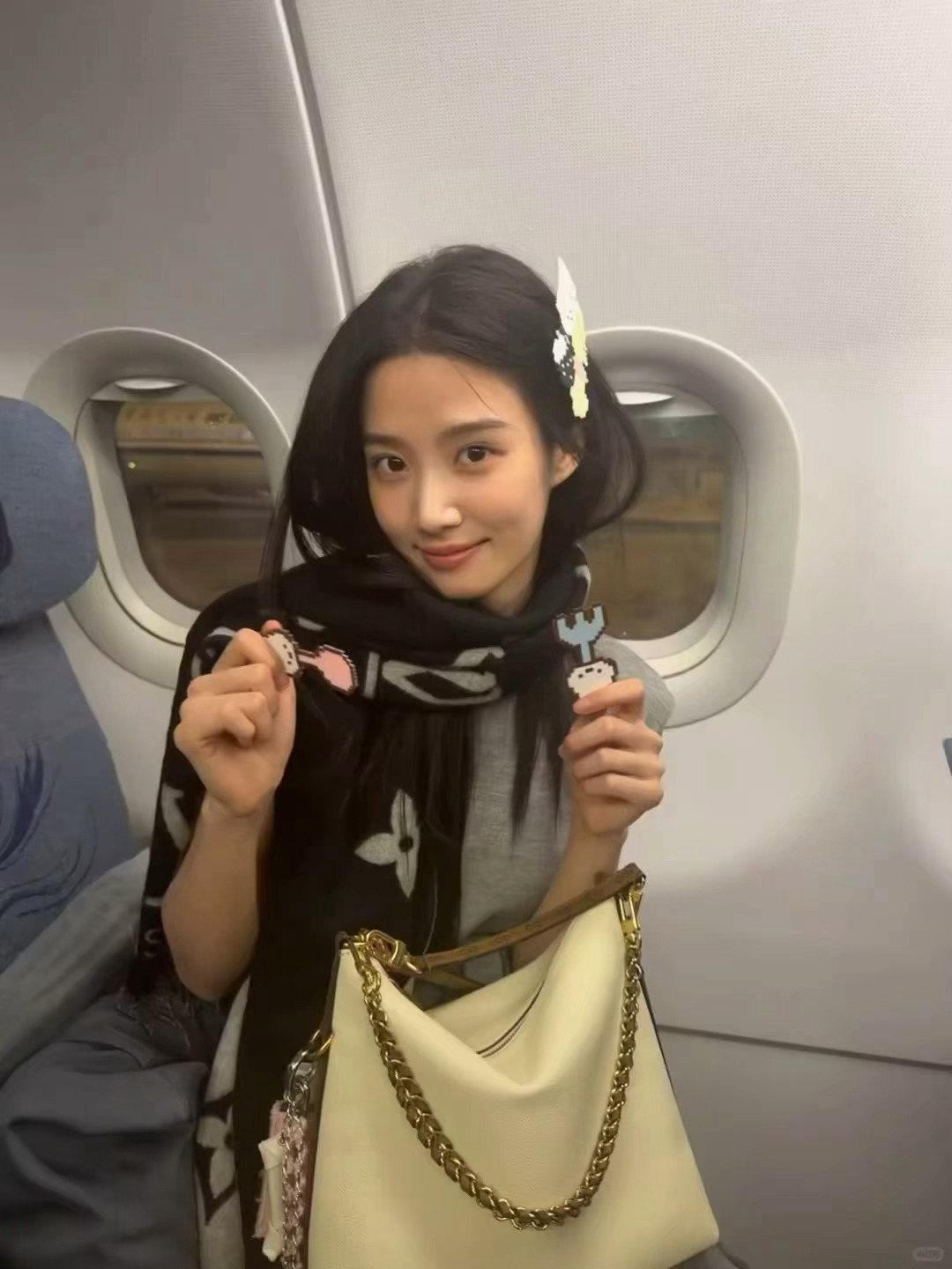 打开手机发现喜欢的人把我送她的拼豆戴在头上了……这辈子都会喜欢卢昱晓的卢昱晓  