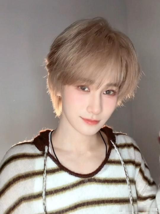 张真源手势舞完全甜弟来的张真源QQ爱  张真源QQ爱，张真源手势舞完全甜弟来的，