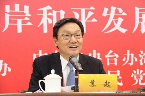 提出“九二共识”这一专有名词的人是谁？他也随郑丽文访问大陆了。
这个人就是：台北