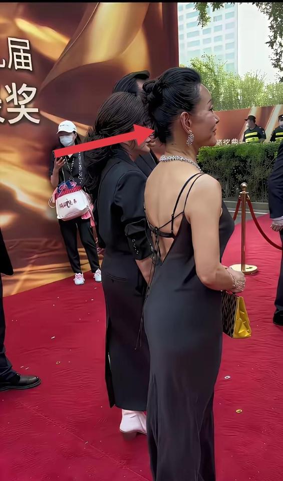 凌晨三点的洛杉矶，她在ins晒出精致的brunch。
下午两点的北京，她已经在直