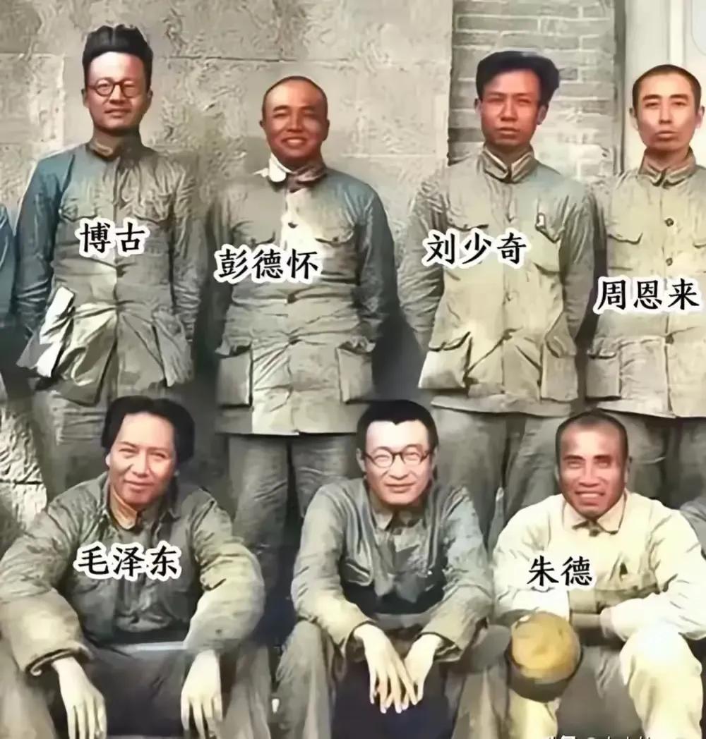 你知道中间那个是谁吗？
看看这些伟大的人穿着，就可知道他们为这个伟大的国家，伟大