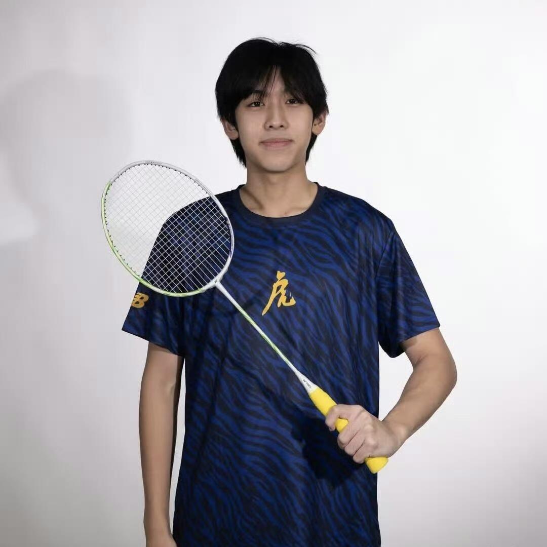 林志颖的16岁大儿子Kimi在学校打羽毛球的照片曝光！看起来和小时候不太一样了，