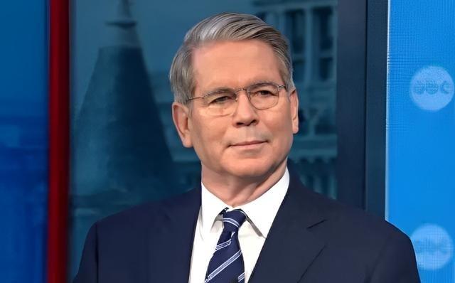 面对镜头，美国财长贝森特冷静下来终于说出了心中的话：中国是美国在现代史上从没见到