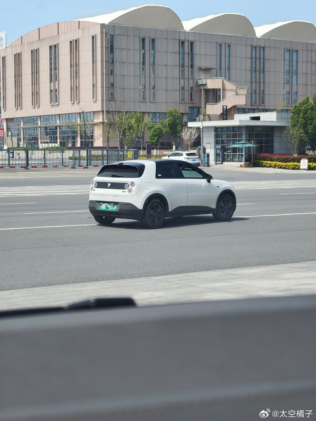 蔚来萤火虫果然是县城婆罗门的最爱…个性时尚，品牌力不错，配置高，安全，灵活小县城