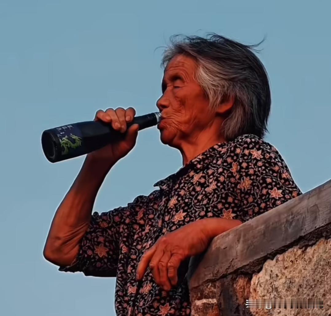 不管你信不信，人到了晚年，靠不住的6个人：

1. 靠不住“画饼的子女”。 嘴上