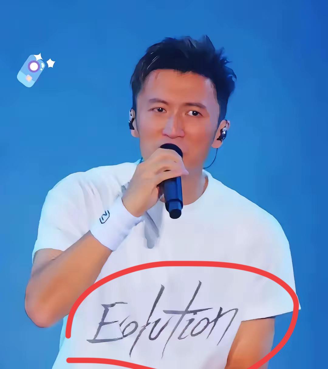 谢霆锋穿的衣服字母是自己画的，还是衣服就有的