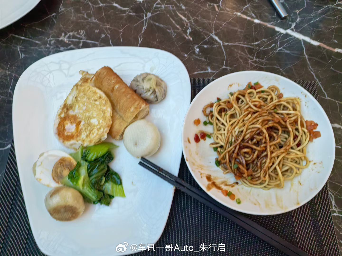 这两天台风来了天气也凉快了适合整点大碳水的套餐面条+荷包蛋+煎包组合吃起来也是挺