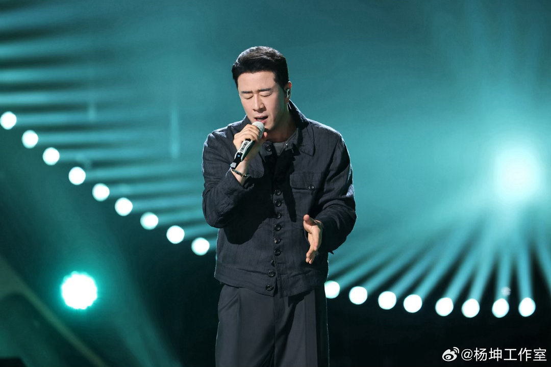 杨坤真诚杨坤心态不捆绑过往资历标榜自身实力，以参赛选手的平等身份加入比拼，从零心
