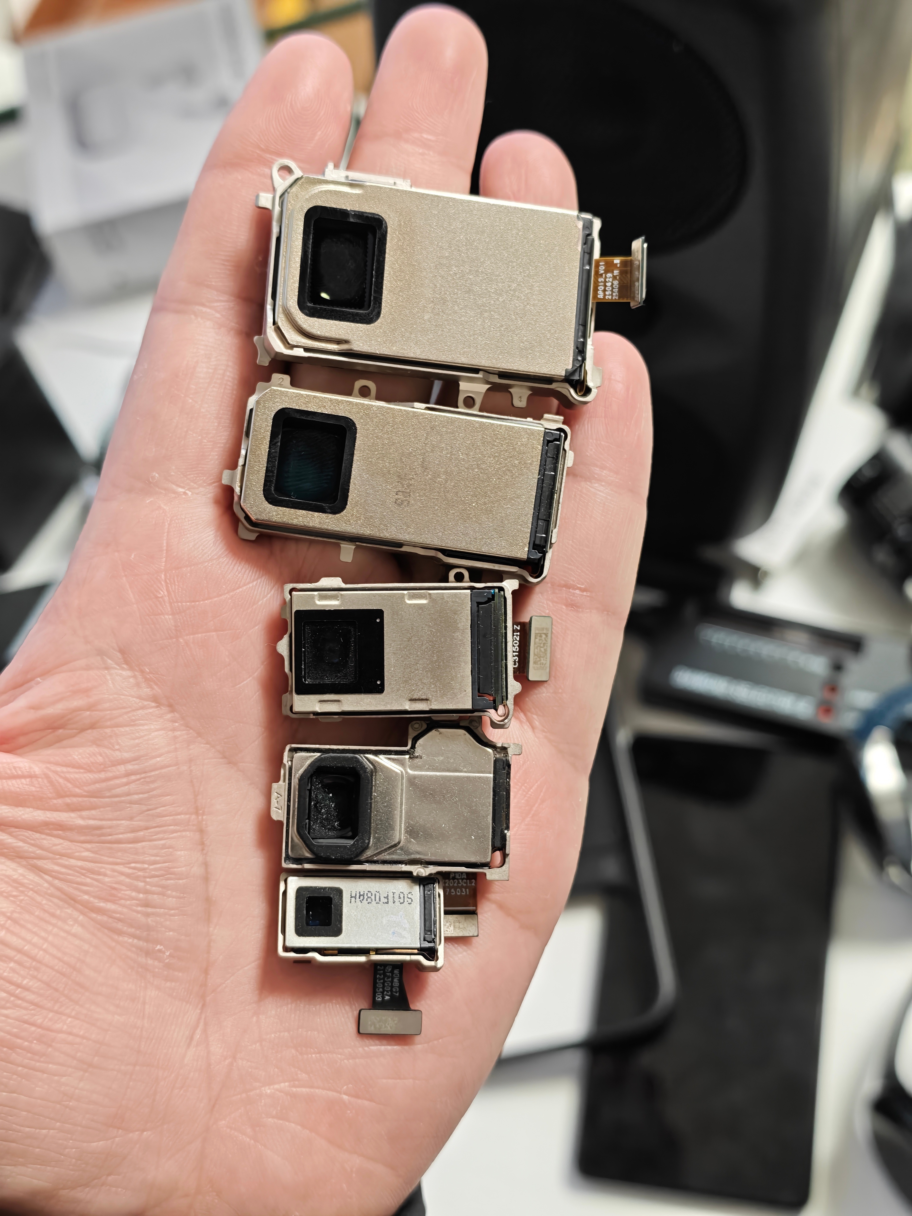 到家了，给大家来一点小小的影像模组震撼：从上到下分别是小米17Ultra 1/1