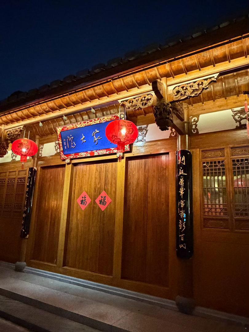 到这民风热情城市，太热情吃饭新衣先洒一身，安排的司机是老板宗亲，60多岁还在拼，