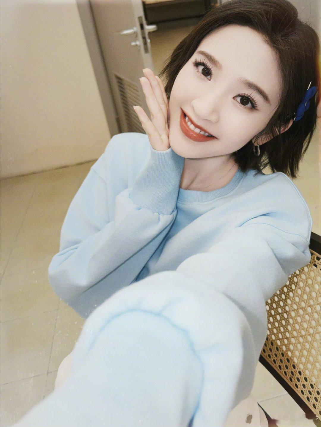 唐艺昕不知道大家喜欢什么就都发了 唐艺昕的她拍VS自拍，一个成熟漂亮，一个甜美可