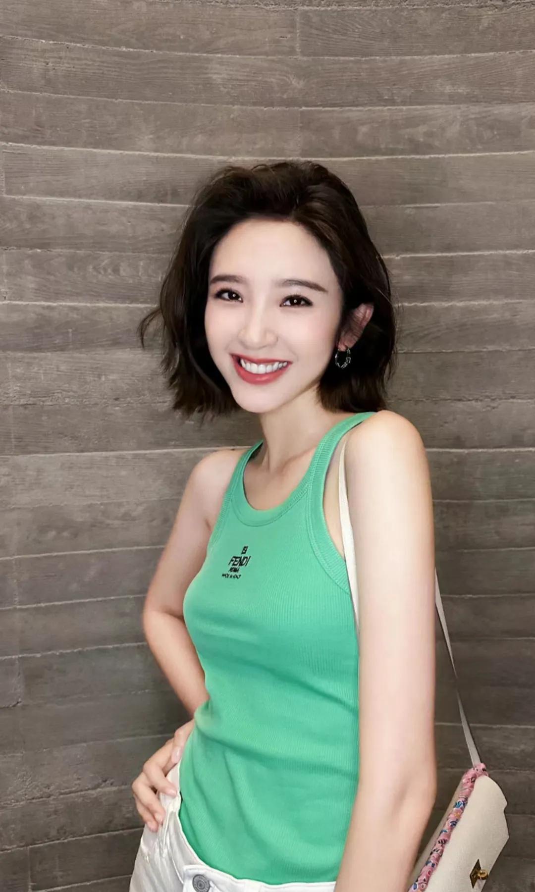 张若昀老婆唐艺昕看着好清爽，好有活力，女明星穿背心也是一种时尚，给人一种清新感。