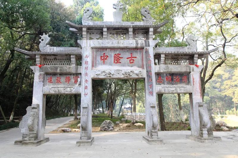 襄阳新春文旅这次可真是火出圈啦！春节期间，襄阳各大景区热闹非凡。古隆中景区还原三