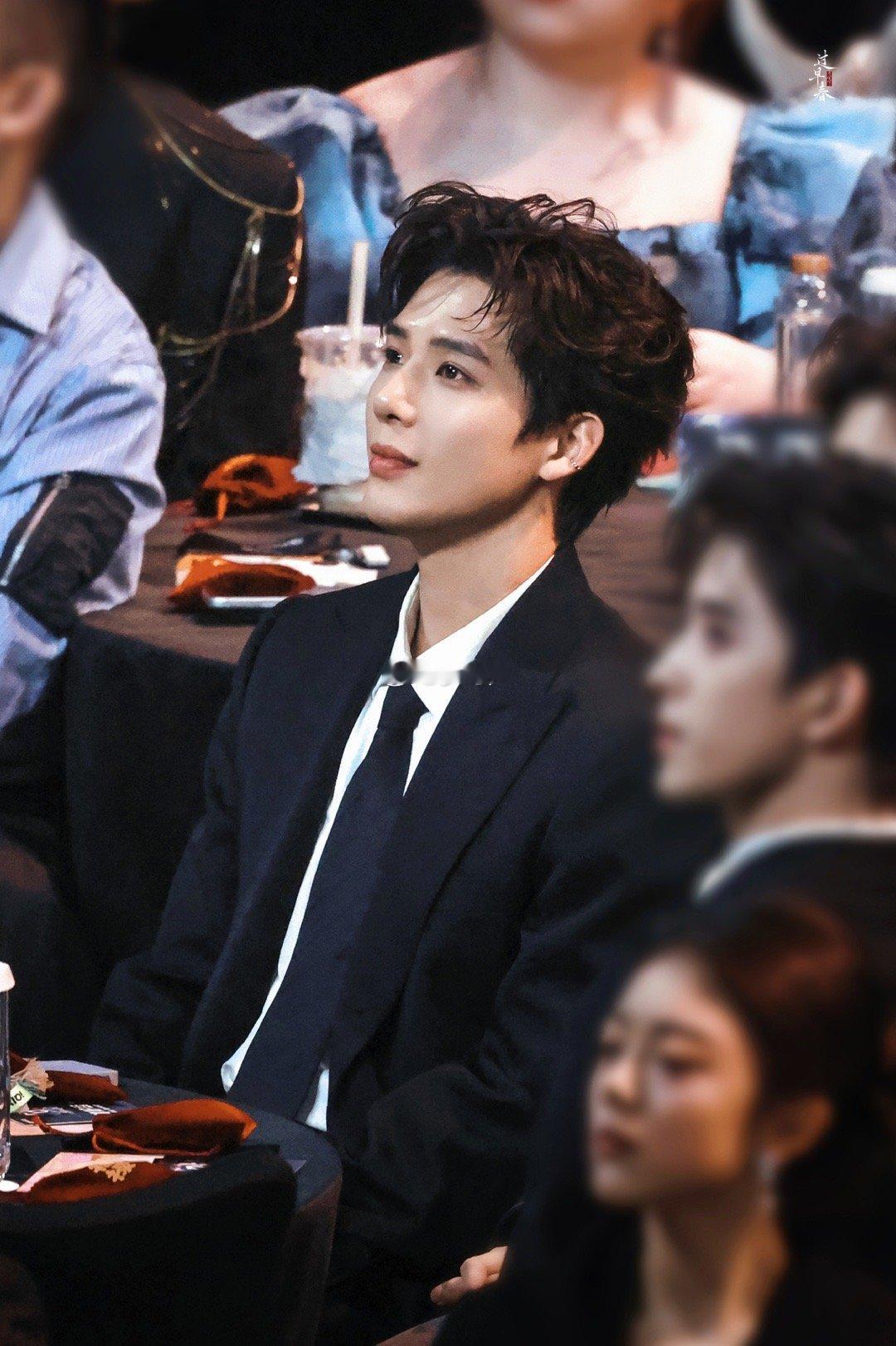 王安宇领奖这段路走得好意气风发 从人群到领奖台，王安宇这段路走得光芒万丈！那份属